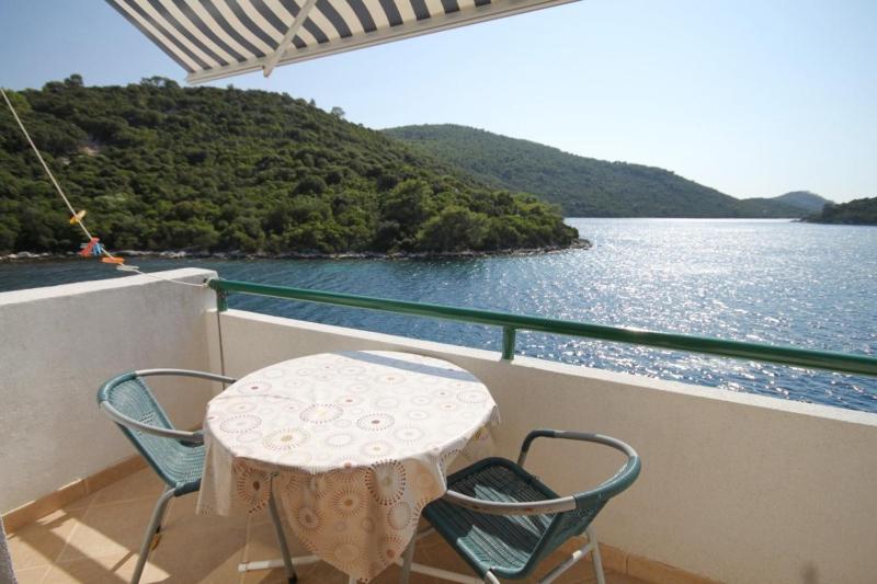 Zero-Bedroom Studio with Terrace and Sea View image 4