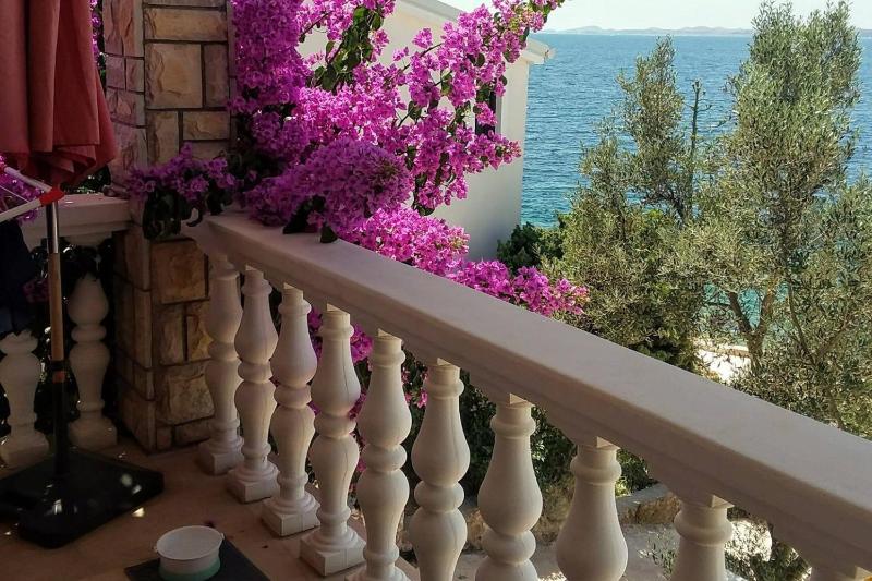 One-Bedroom Apartment with Terrace and Sea View image 3