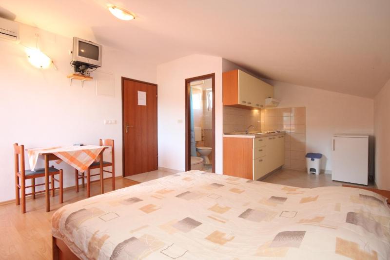 Studio with Balcony and Sea View image 3
