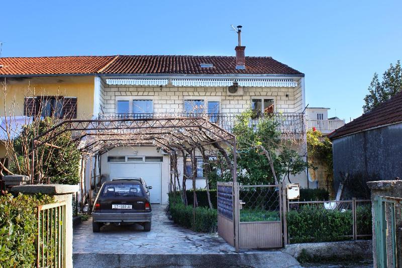 Apartments by the sea Kastel Stafilic - Kastela - 8621 - image 1