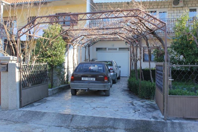 Apartments by the sea Kastel Stafilic - Kastela - 8621 - image 4