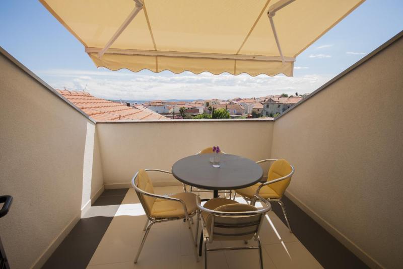 One-Bedroom Apartment with Terrace and Sea View image 4