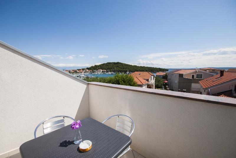 One-Bedroom Apartment with Terrace and Sea View image 4