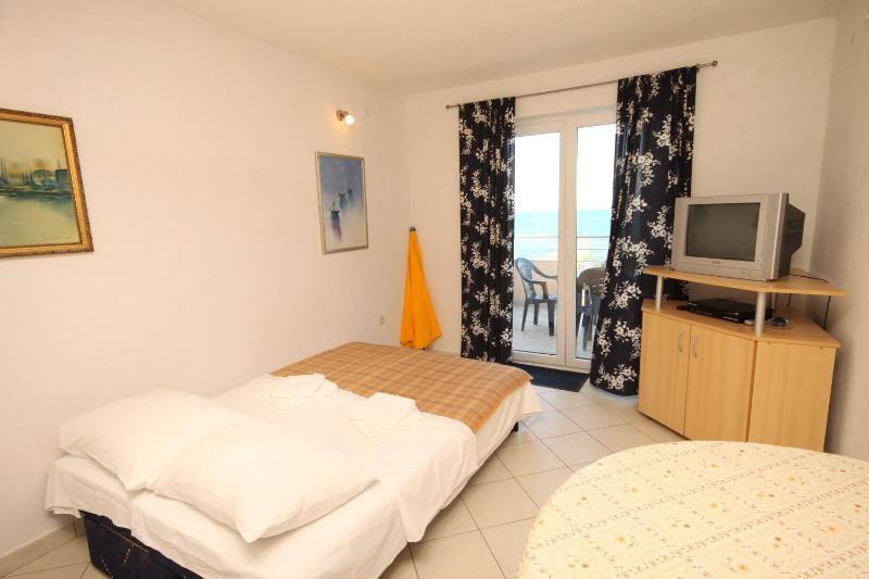 One-Bedroom Apartment with Terrace and Sea View image 1