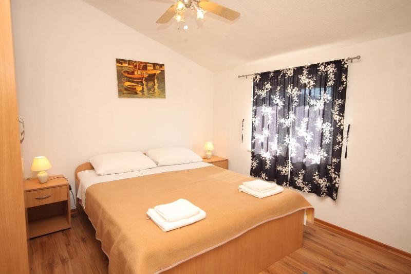 One-Bedroom Apartment with Terrace and Sea View image 3