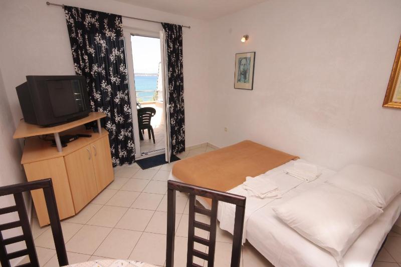 One-Bedroom Apartment with Terrace and Sea View image 1