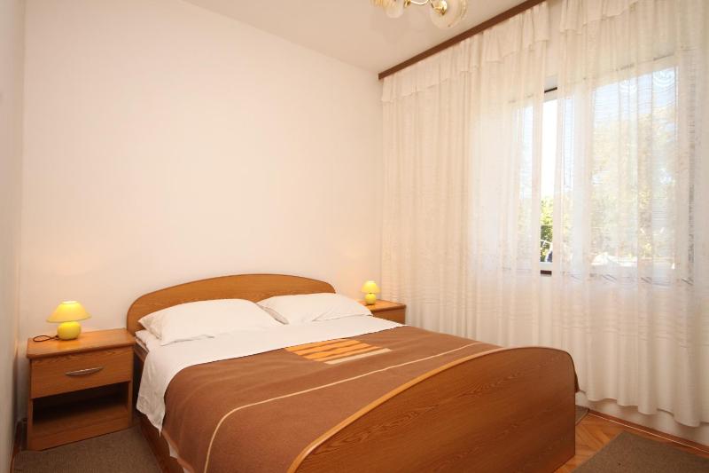 Three-Bedroom Apartment with Terrace and Sea View image 1