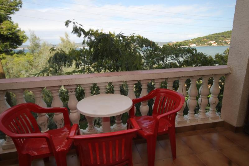 One-Bedroom Apartment with Balcony and Sea View image 3