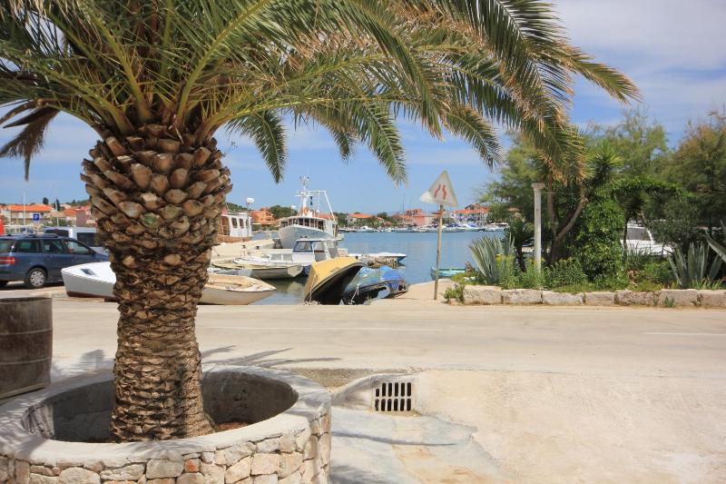 One-Bedroom Apartment with Terrace and Sea View image 3