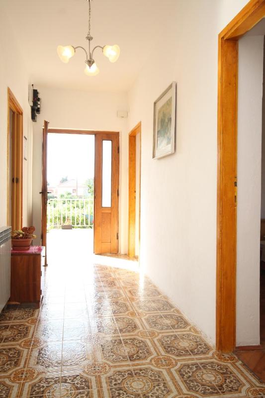 Three-Bedroom Apartment with Terrace and Sea View image 2