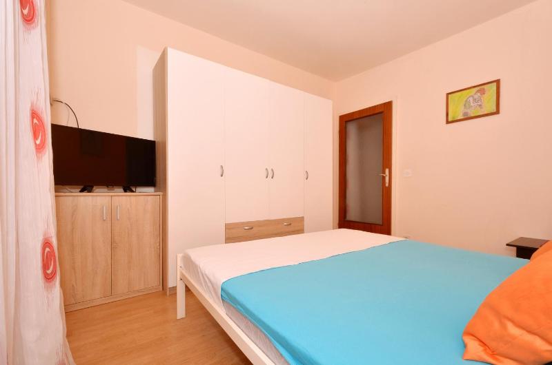 One-Bedroom Apartment with Terrace and Sea View image 3