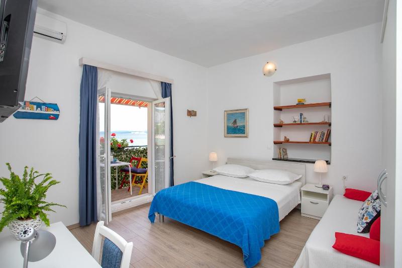 Family friendly seaside apartments Duce Omis - 8668 - image 8
