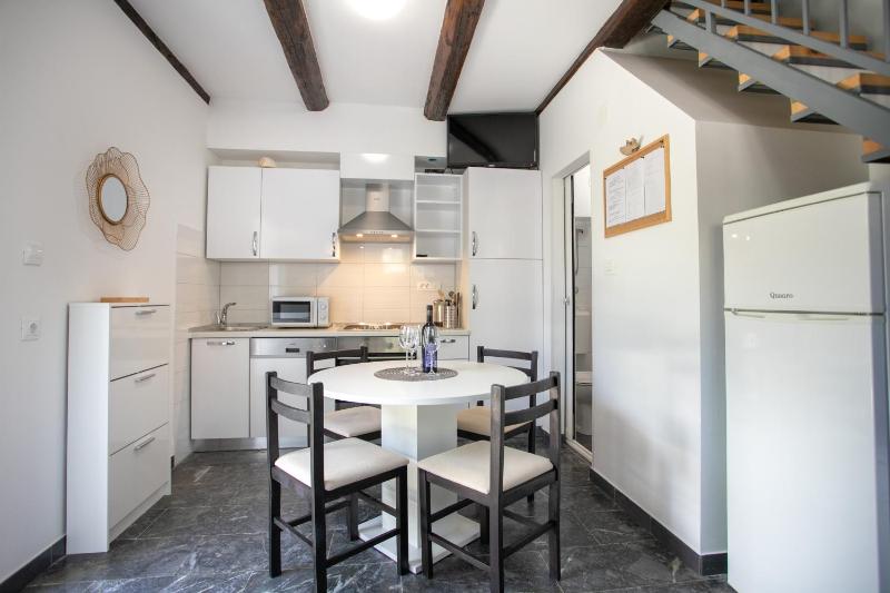 Family friendly seaside apartments Duce Omis - 8668 - image 9