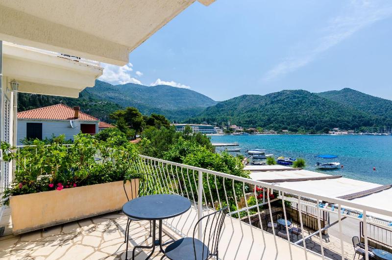 Double Room with Terrace and Sea View   image 3