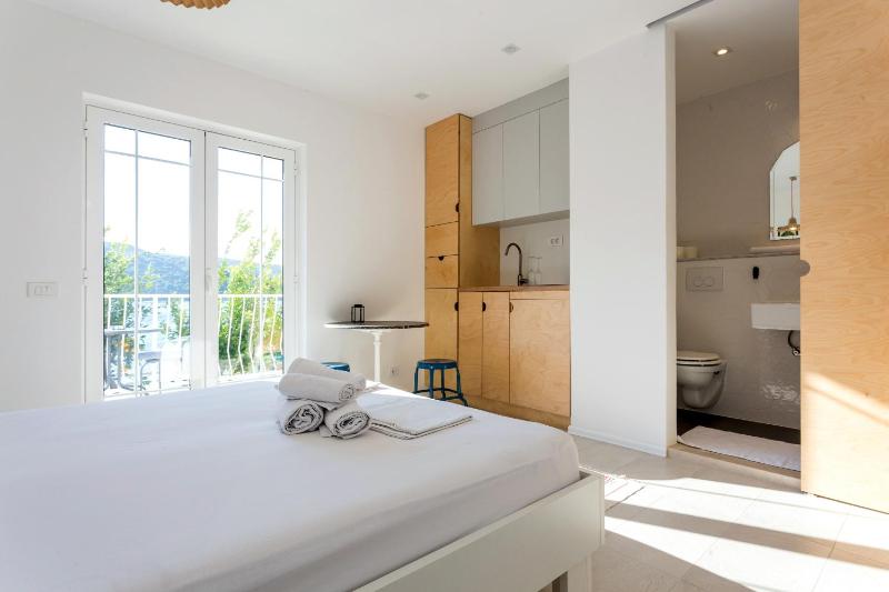 Twin Room with Terrace and Sea view   image 4