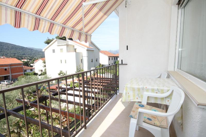 Three-Bedroom Apartment with Balcony and Sea View image 4