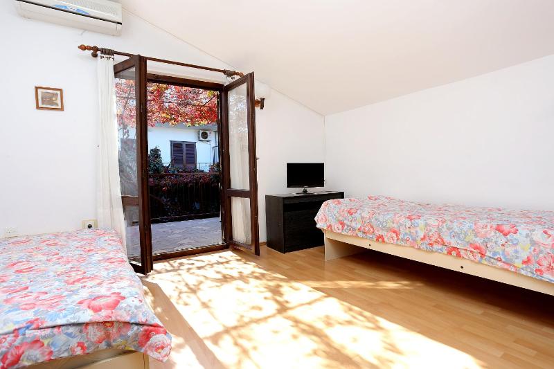 One-Bedroom Apartment with Terrace and Sea View image 1