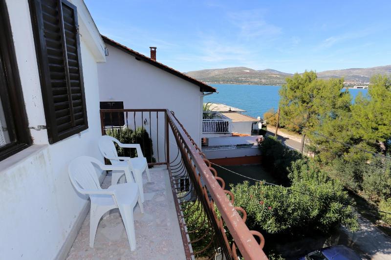 One-Bedroom Apartment with Terrace and Sea View image 4