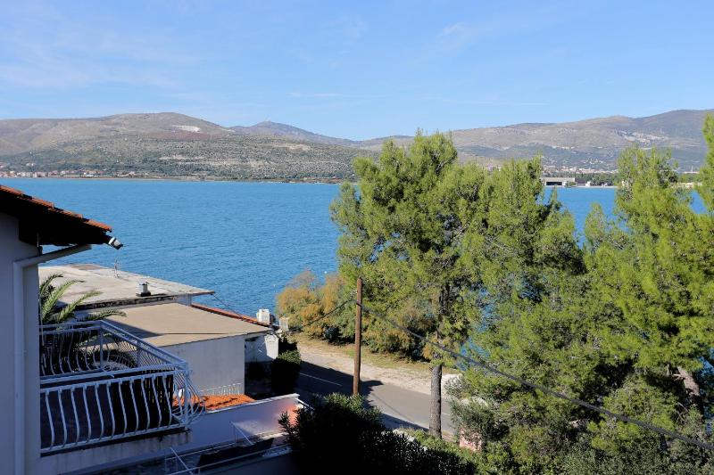 One-Bedroom Apartment with Terrace and Sea View image 3
