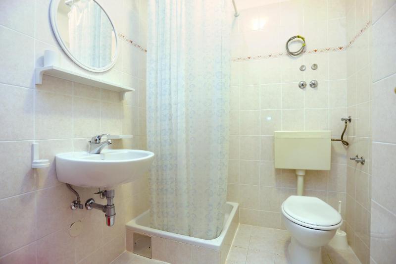 Family friendly seaside apartments Razanj Rogoznica - 10373 - image 2