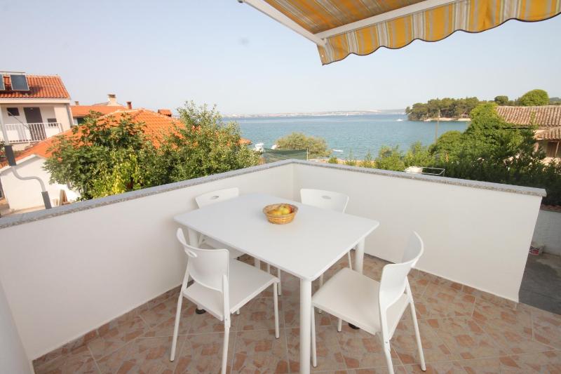One-Bedroom Apartment with Terrace and Sea View image 4