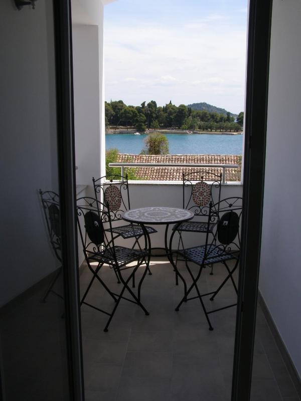 Three-Bedroom Apartment with Terrace and Sea View image 3