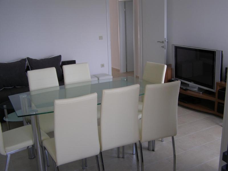 Three-Bedroom Apartment with Terrace and Sea View image 4