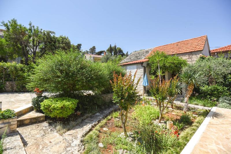 Apartments by the sea Splitska Brac - 11300 - image 14