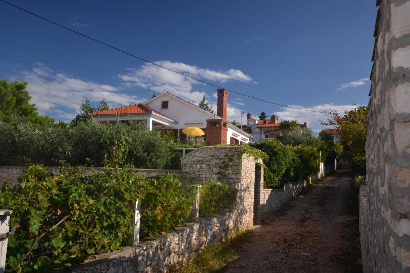 Apartments by the sea Splitska Brac - 11339 - image 7