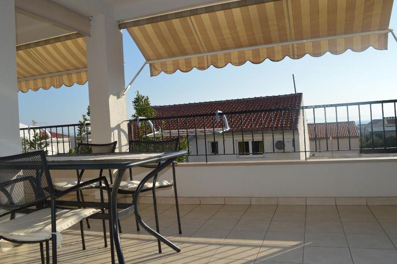 Two-Bedroom Apartment with Balcony and Sea View image 3