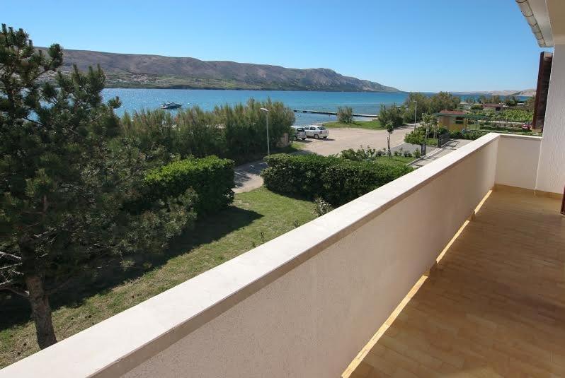 Three-Bedroom Apartment with Balcony and Sea View image 3