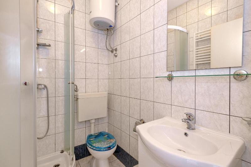 One-Bedroom Apartment with Terrace image 4