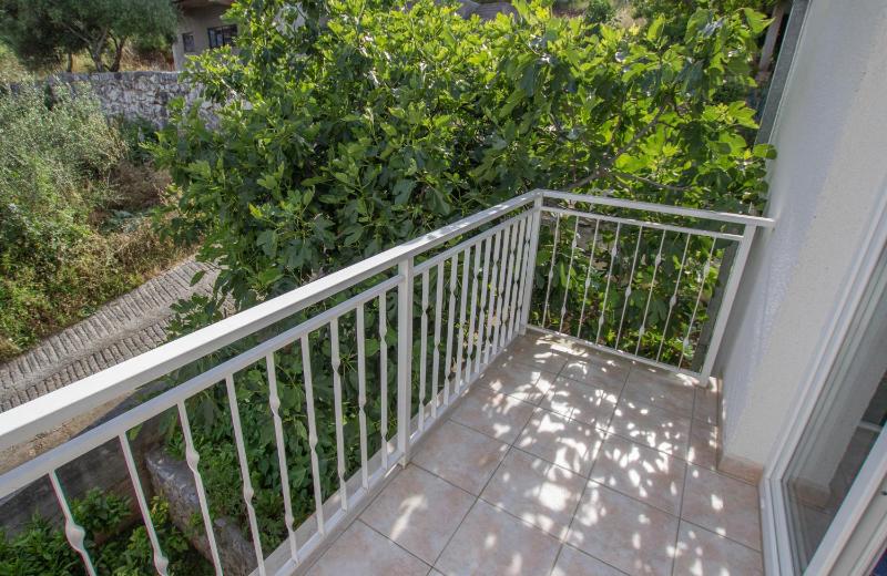 Three-Bedroom Apartment with Balcony and Sea View image 4