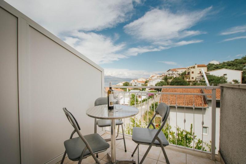 Three-Bedroom Apartment with Balcony and Sea View image 3