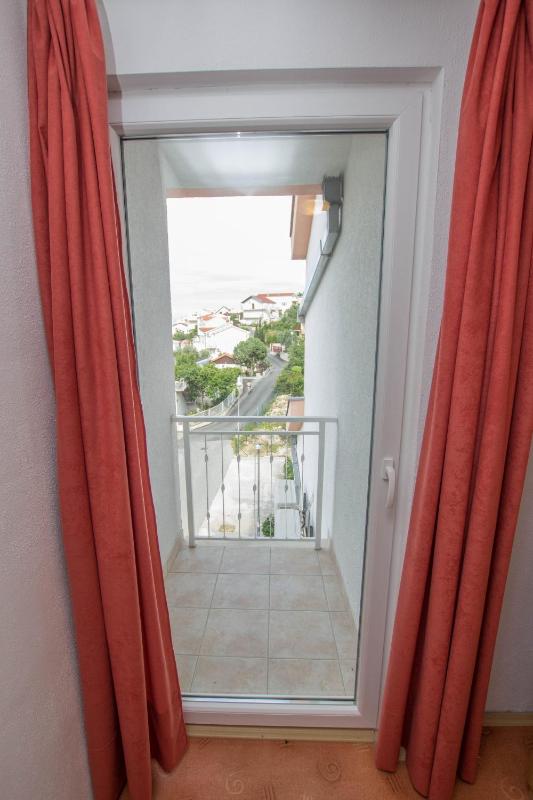 Three-Bedroom Apartment with Balcony and Sea View image 2