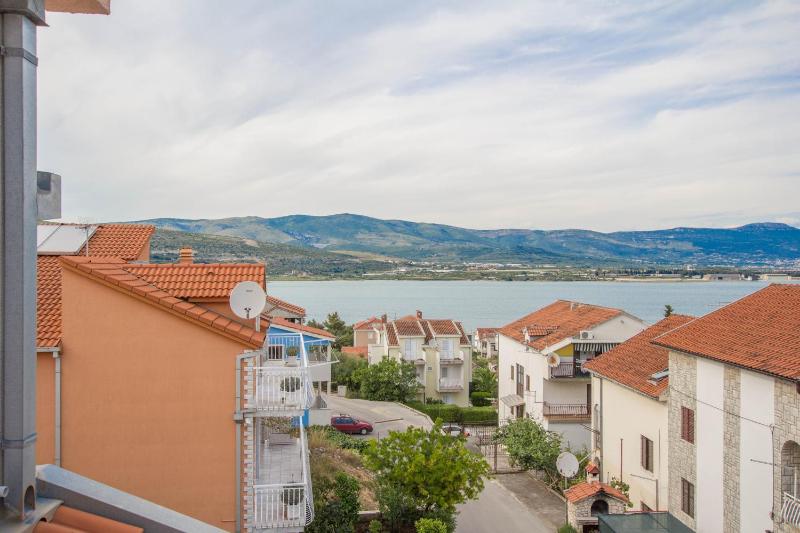 Three-Bedroom Apartment with Balcony and Sea View image 3