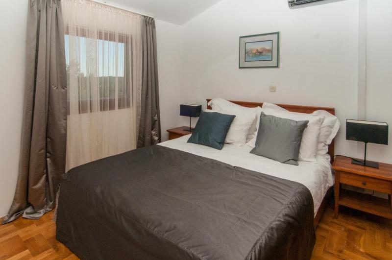 One-Bedroom Apartment with Terrace and Sea View image 1