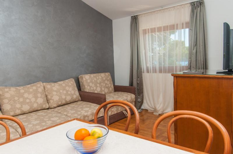 One-Bedroom Apartment with Terrace and Sea View image 3