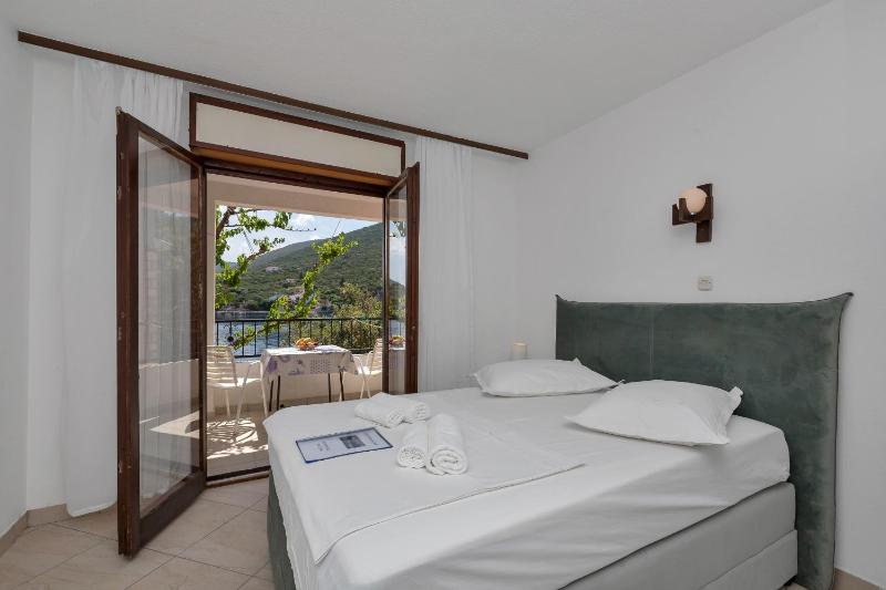 Studio with Balcony and Sea View image 1