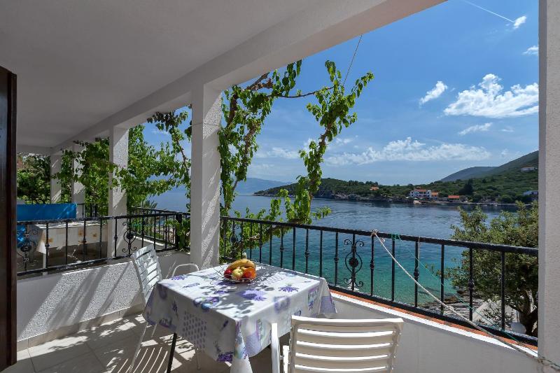 Studio with Balcony and Sea View image 3