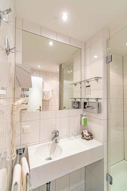 Standard Double Room with Garden View image 2