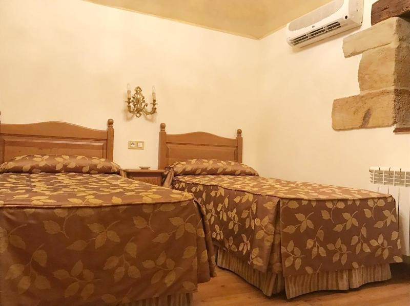 Twin Room image 2