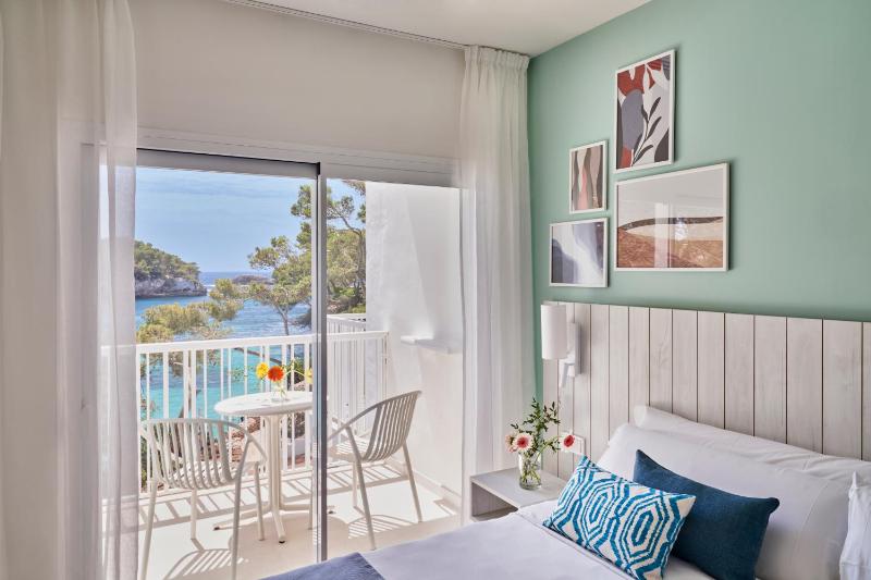 Deluxe Sea View image 4