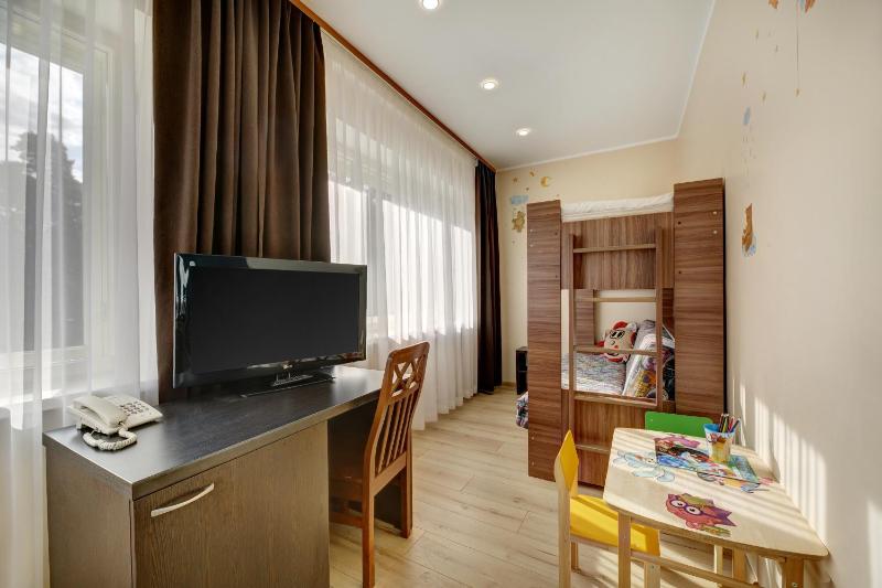 Family Room image 3