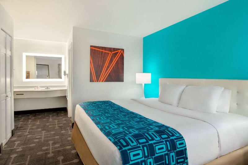 King Room - Non-Smoking image 2