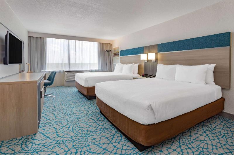Standard Queen Room with Two Queen Beds and View image 4