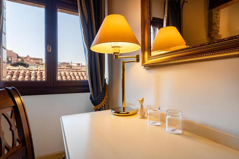 Small Double Room image 4