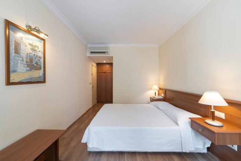 Standard Queen Room image 3