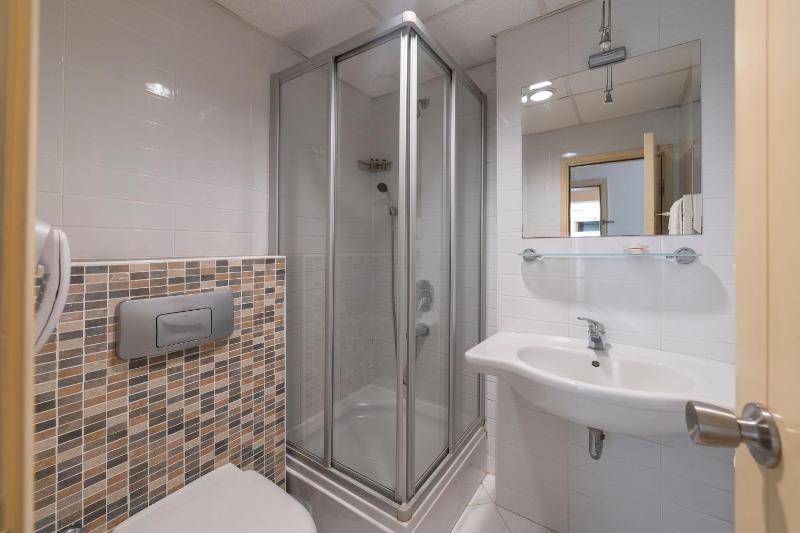 Standard Twin Room image 2