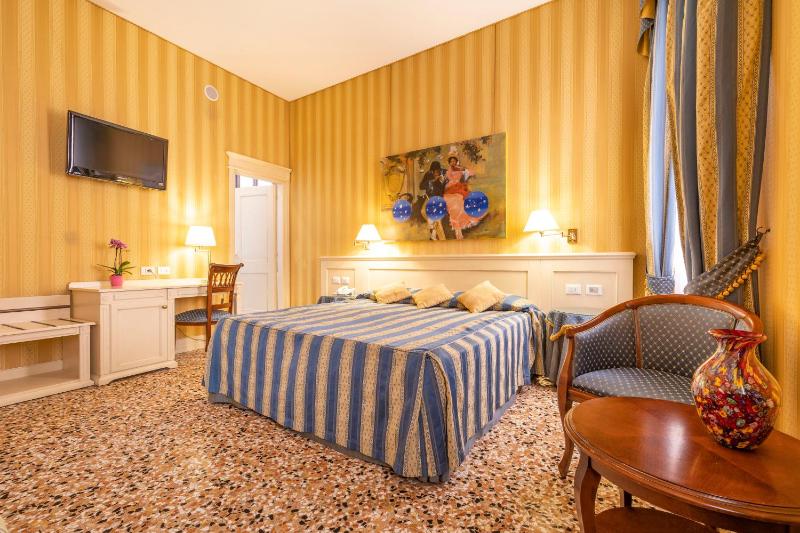 Deluxe Double or Twin Room with Canal View image 4